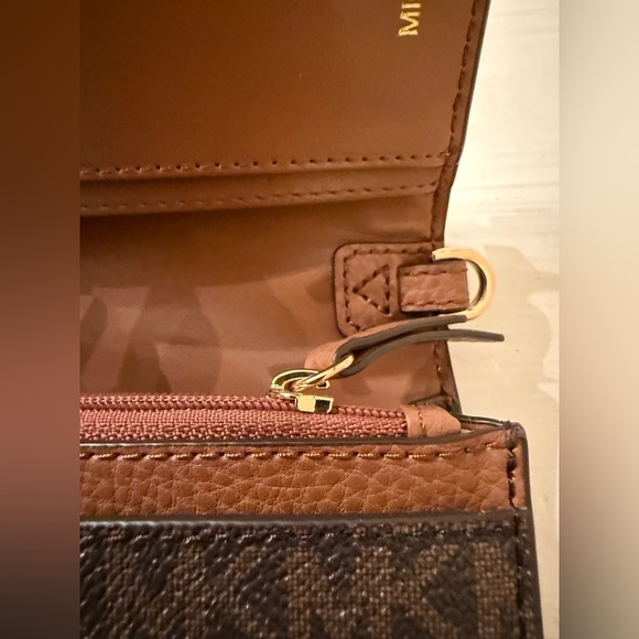 Michael Kors Jet Set Small Studded Smartphone
Crossbody Bag EUC - Picture 15 of 17